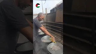 الخير ما زال من أهل الخير قائم النشمية أم بيان من الأردن تتبرع بثمن قدر من الطعام لأهلنا النازحين 