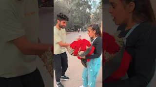 كانت مضيقة ونفسيتها تعبانة جبتلها ورذ وجتاها تحت البيت 