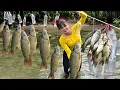 Lagu The single girl made a simple fish trap using plastic cans, and caught a lot of wild fish