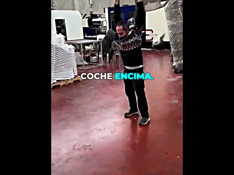 Le golpea con una maza y no cede 🪑