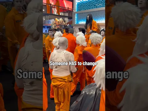 Prisoner 0-182 is INVADING NYCC’s Webtoon booth #webtoon #fogland #cosplay #newyorkcomiccon #nycc