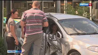 Омичку зажало в салоне машины после ДТП