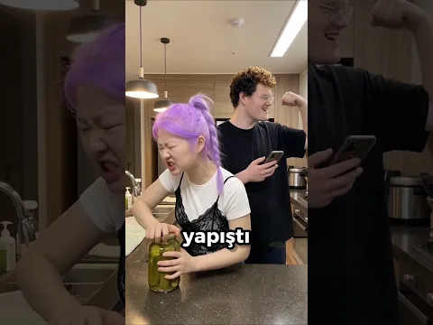 Kavanozu tek darbede açacağım dedi, tezgahı göle çevirdi! 😂🥒