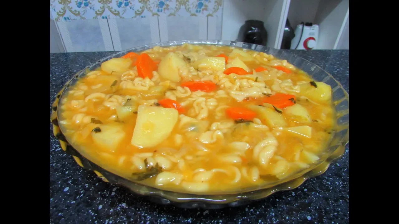 Como fazer uma sopa de macarrão com legumes em 3 minutinhos. 