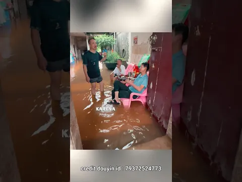 Banjir tidak menghalangi mereka untuk menikmati teh