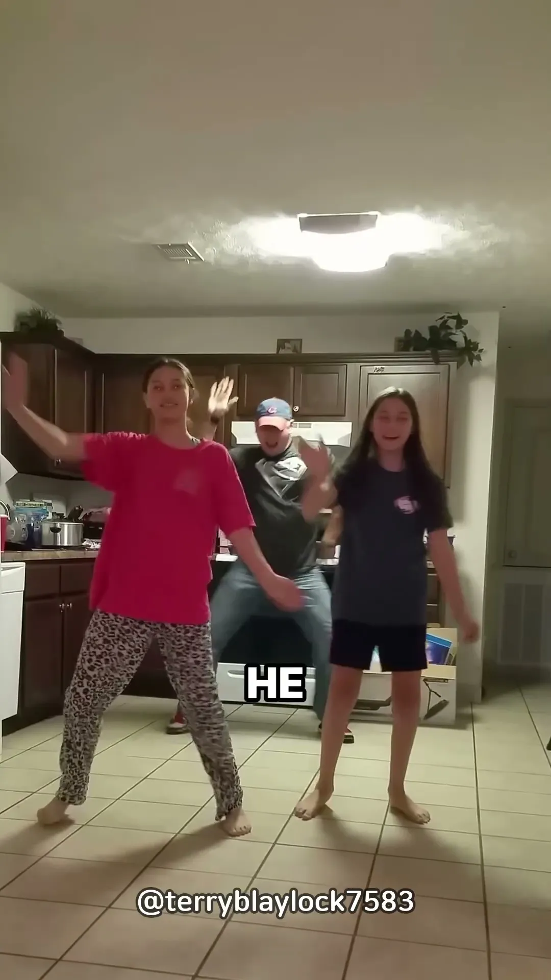 Sisters Filmed a Kitchen Dance… Then Dad Joined Behind Them 😳🕺