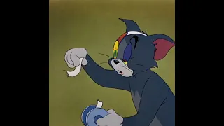 توم بيقاوم النوم مش عارف يبقى صاحي توم وجيري 