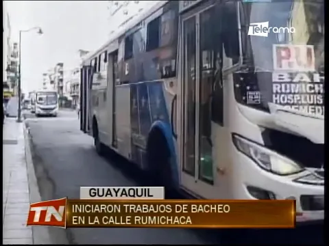 Iniciaron trabajos de bacheo en la calle Rumichaca