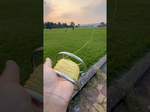 Thả diều tuôn dây diều bằng một tay cho diều bay cao tít luôn… #kite #layangan #patang #diềusáo #凧