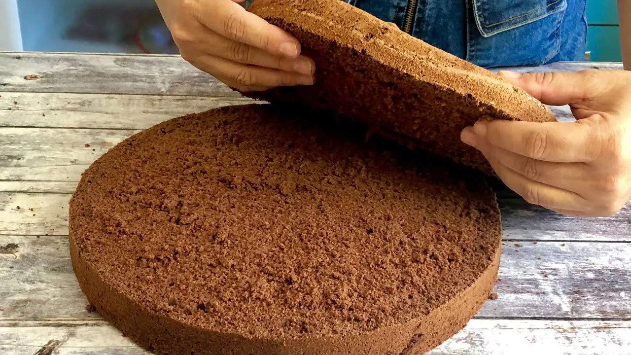 Massa Profissional de Pão de Ló de Chocolate de Apenas 4 ingredientes
