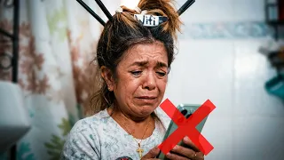 Descuidó a sus nietos por estar pegada al teléfono... y terminó arrepintiéndose