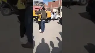 شاهد طالبة بابوحماد الفنية تلقي بنفسها في احضان شاب أمام المدرسة أمام المارة 