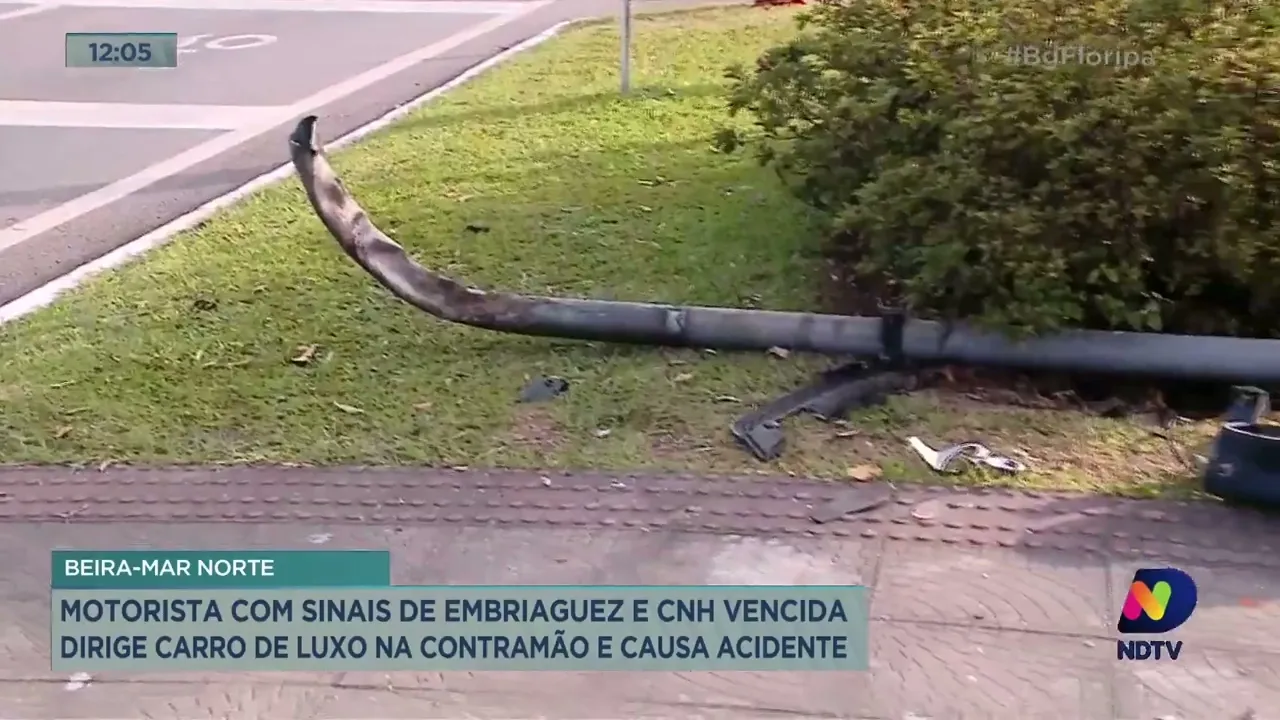 Motorista sem habilitação em dia bate em poste e deixa semáforo inoperante nesta sexta-feira