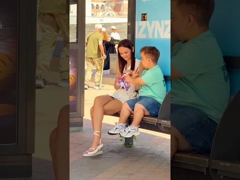 Маленька несподівана приємність на автобусній зупинці 😍 @l@lilvi