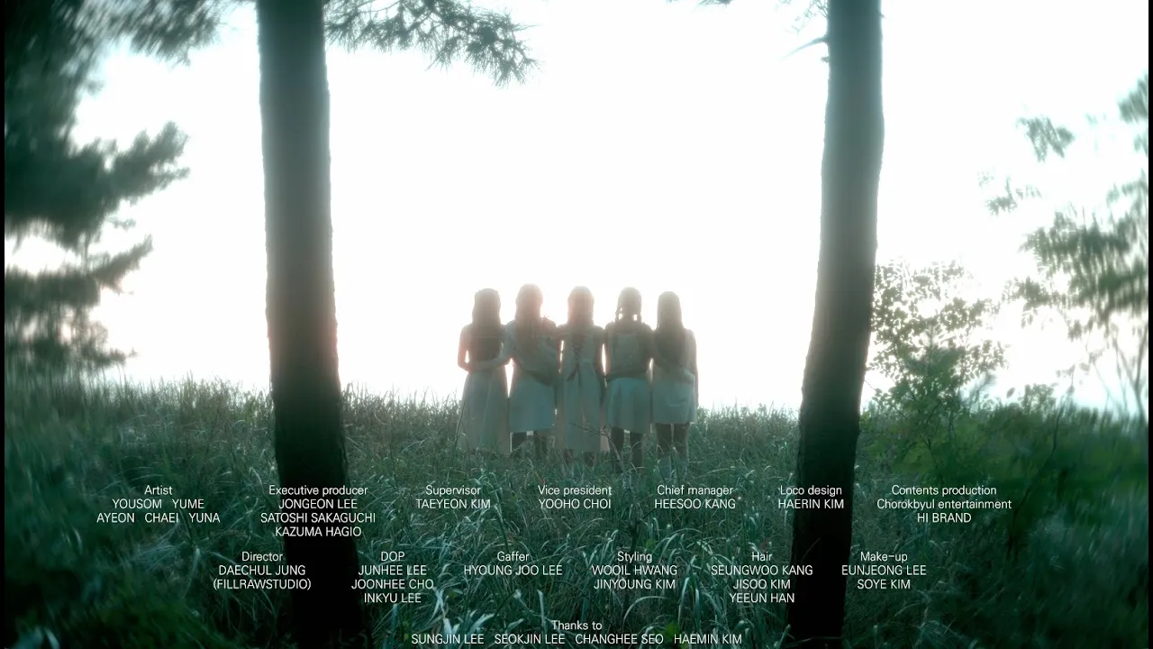 デビュー曲「FUNNY HONEY」は、少女らしい無邪気さを前面に出したポップチューンだった。MVは以下で確認できる。