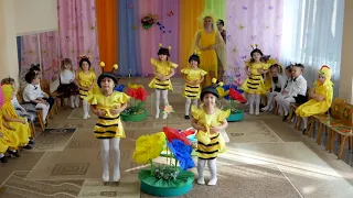 Танок Бджілок з відерцями 