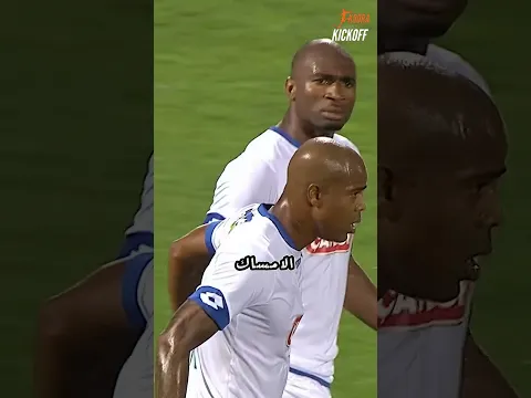 وبينما كان يستعد لتسديد ركلة الجزاء، كان مدربه يصرخ عليه من على خط التماس 🤯