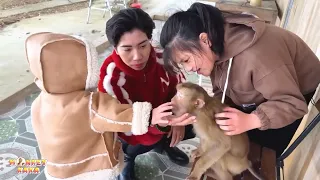 Mom Diem and Quynh comforted encouraged and said goodbye to Monkey Kaka