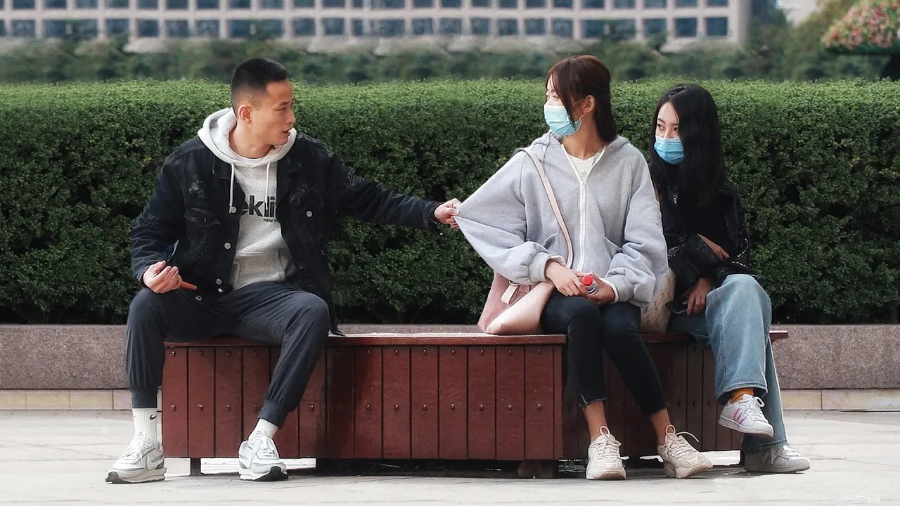 College Girl Is Persuaded to Be a Sugar Baby | Social Experiment “你不觉得自己很恶心吗?”劝同学被包养的女生遭路人小哥怒骂(社会实验)