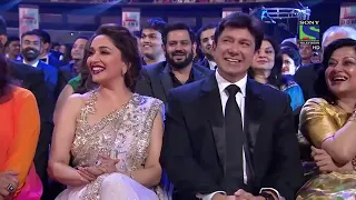 Shahrukh Khan And Madhuri Dixit Danec At Flimfare Award 2016 