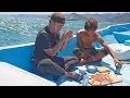 Download Lagu 波のある日、昼飯は海の上がいい。船上の食卓