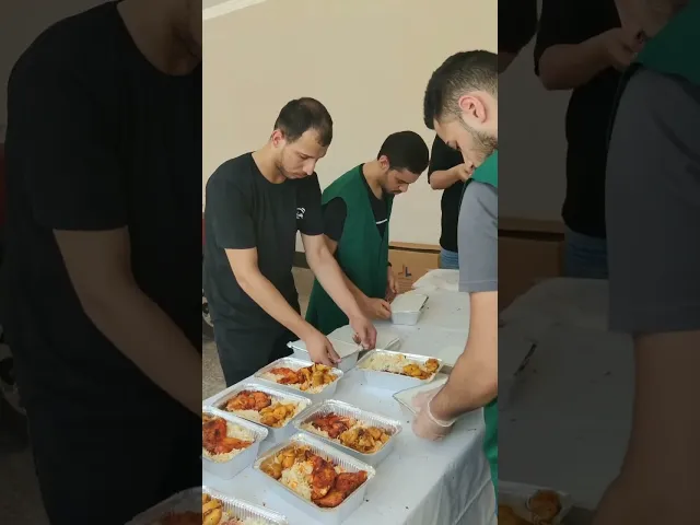 ⁣هيئة الإمام الحسن (ع) تباشر خدمة المعزين وتوزيع بركة الإمام الحسين (ع) في منزل آل رحمة. #عاشوراء