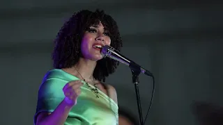 منين ماتروح حفله AUC 