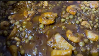 Rére bou nékhe petit pois sauce tomate au crevettes avec naatuu epice