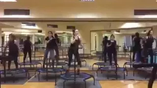 بنات ترقص في الچيم علي مهرجان شبرقة وبعزقة   لأ دا احنا نروح الجيم بقي   دندنها