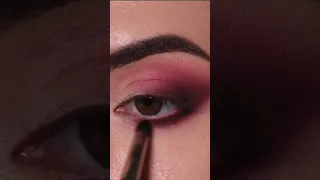 ميكاب لتنسيقه مع فستان أحمر روعة 