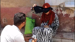 منتقبه بائعه مناديل تخلع النقاب مقابل 10 الاف فانظر ماذا فعلت 