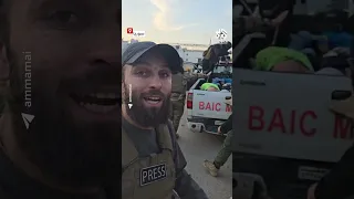 لحظة  القاء الأمن العام القبض على أحد العناصر التابع للنظام السابق في طرطوس كان يهدد السوريين سابق ا دندنها