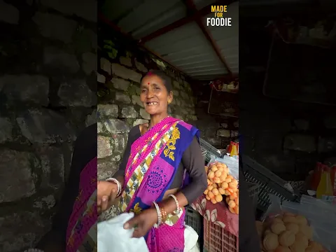 Tez Barish Ke Baad Bhi Ye Pahadi Aunty Sadak Par Bech Rahi Hain Akhrot! Mehnat Aur Himmat Ko Salam