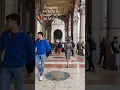 Download Lagu Reaksi terhadap wanita berpakaian klasik di Milan