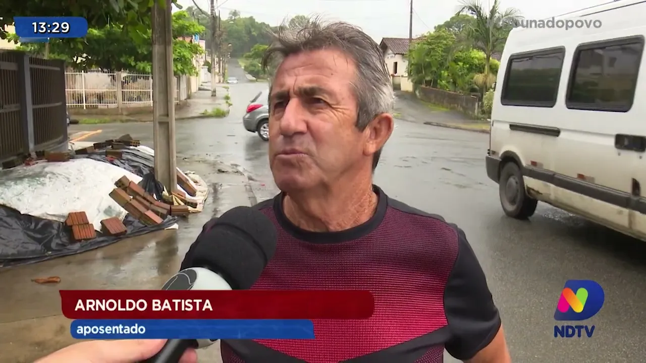 Acidente entre carro e van escolar deixa três feridos na zona sul de Joinville