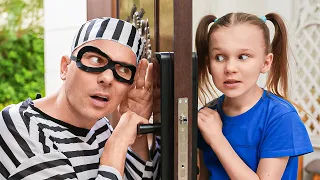 ستيفي تبقى وحيدة في المنزل بعد المدرسة 