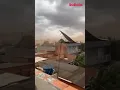 Download Lagu TELHADO É ARRANCADO E SAI VOANDO DURANTE TEMPORAL COM VENTOS FORTES EM SUMARÉ (SP)