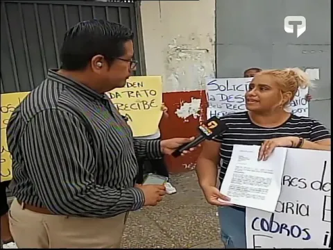 Plantón de padres de familia del colegio fiscal José María Egas para exigir intervención