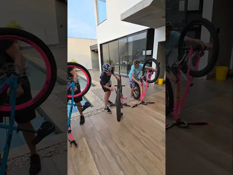 A RODA PAROUβ¦ E A BIKE FOI DIRETO PRA PISCINA! π±#shorts #graudebike #bike #viral #bikelife