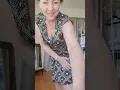 Download Lagu Mooie volwassen vrouw bereidt zich voor op het passen van een bikini-badpak
