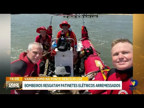 Combate ao vandalismo: bombeiros recuperam bicicletas e patinetes jogados da Ponte Hercílio Luz