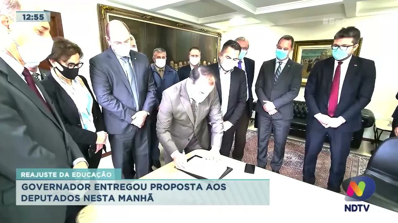 Reajuste da educação: Governador Moisés entregou proposta aos deputados nesta quinta-feira (08)
