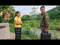 Thu was very surprised when Police Officer Luyen arrived to inspect the flood damage