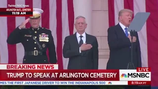 ترامب يتراقص على أنغام النشيد الوطني الأمريكي 