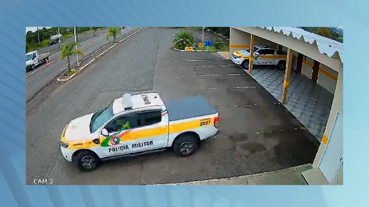 Policiais escoltam grávida ao hospital após emergência