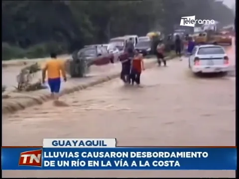 Lluvias causaron desbordamiento de un río en la vía a la costa