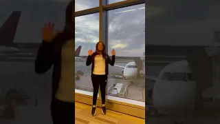 زميلي اخلص عندي معاد طياره    نفسي طويل دندنها