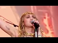 Download Lagu Miley Cyrus cover Amy Winehouse’s ‘Back To Black’ at Glastonbury 2019