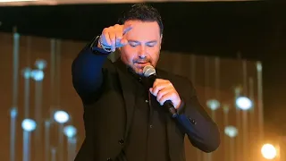 عالمي    وصلة رقص بالمايك ل  عاصي الحلاني على نغمات متل الكذبة دندنها