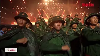 Bác đang cùng chúng cháu hành quân